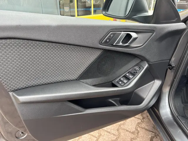 BMW 1 Serie 118i Executive Edition 2021 Benzine 8