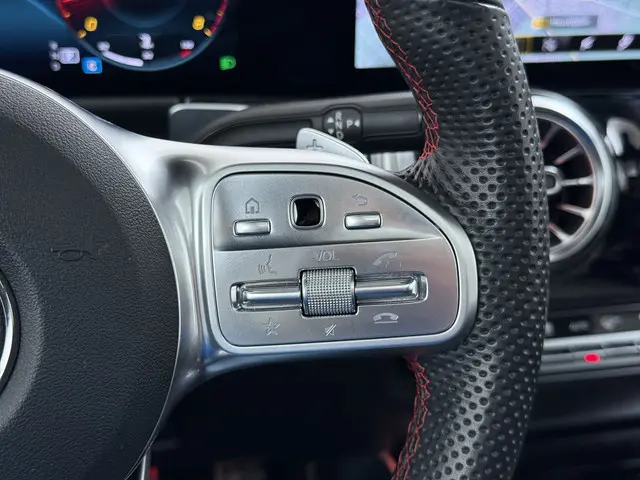 Mercedes-Benz GLB 200 AMG line 2022 Benzine 26