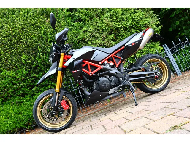 Aprilia Dorsoduro 900 3