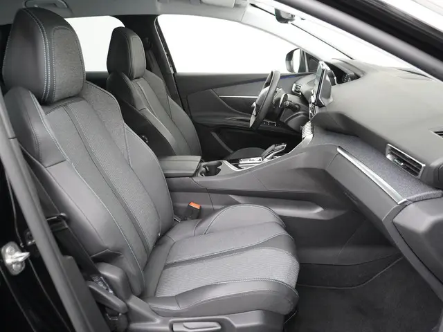 Peugeot 3008 1.6 HYbrid 225 Allure 2022 Hybride Benzine 40