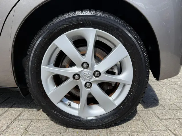 Toyota Yaris 1.5 Hybrid Dynamic 2015 Hybride Benzine 33