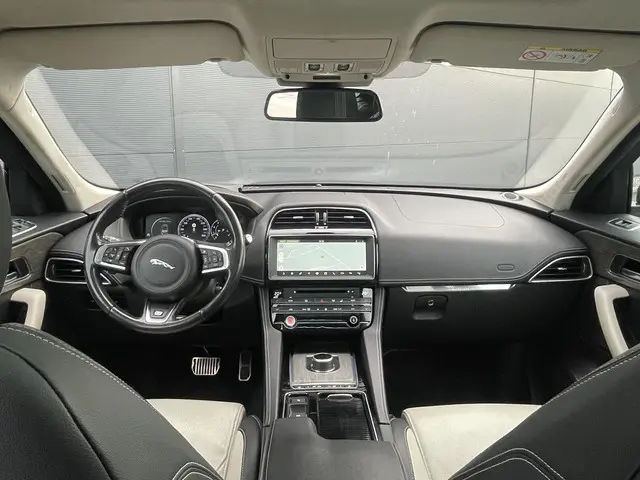 Jaguar F-PACE 30T Portfolio R-Sport AWD 2018 Benzine 6