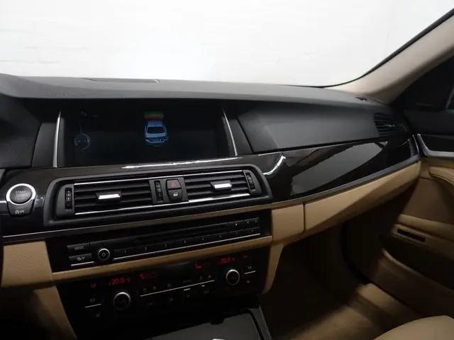 BMW 5 Serie 528i High Executive Iuxury Aut- 2014 Benzine 8