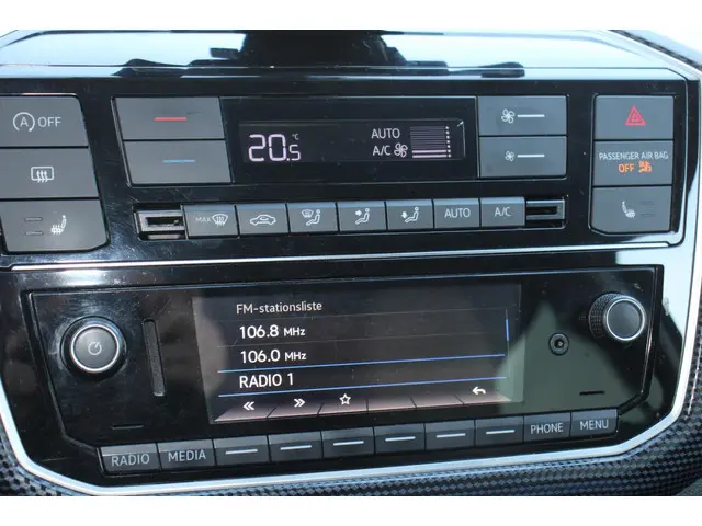 Volkswagen up! 1.0 BMT high up! 2016 Benzine 16