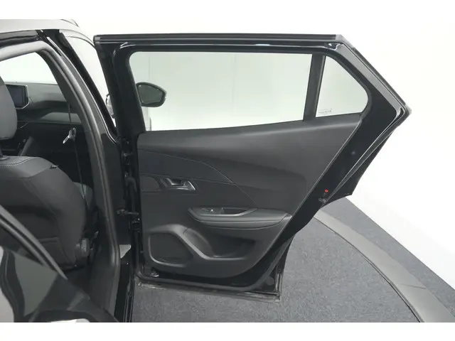 Peugeot 2008 1.2 Hybrid 145 Allure 2025 Hybride Benzine 67