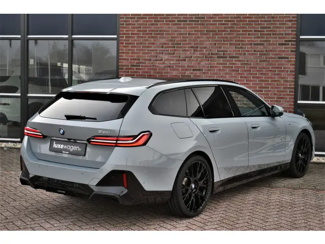 BMW 5 Serie Touring 520i M-Sport 2024 Benzine 53