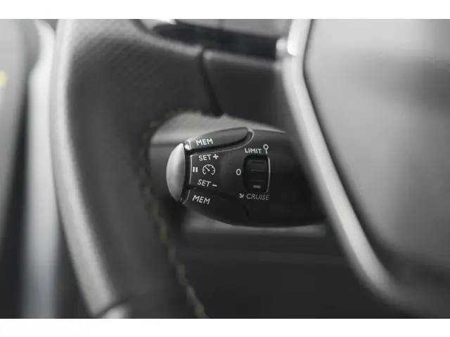 Peugeot 208 Hybrid 136 e-DCS6 GT 2024 Hybride Benzine 41