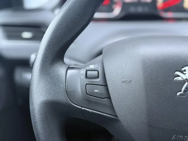 Peugeot 208 1.2 VTi Allure 2014 Benzine 18