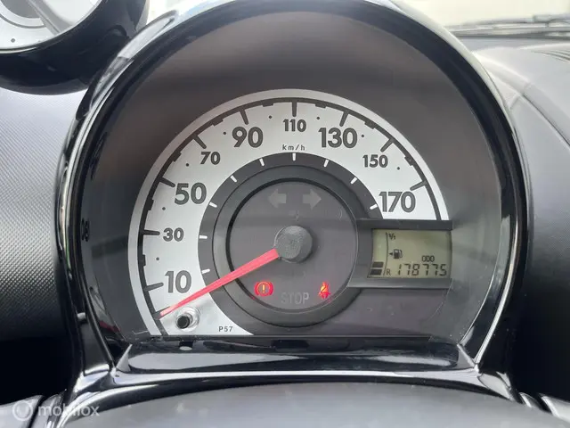 Peugeot 107 1.0 Envy | Airco | elekt. ramen | 2013 Benzine 6