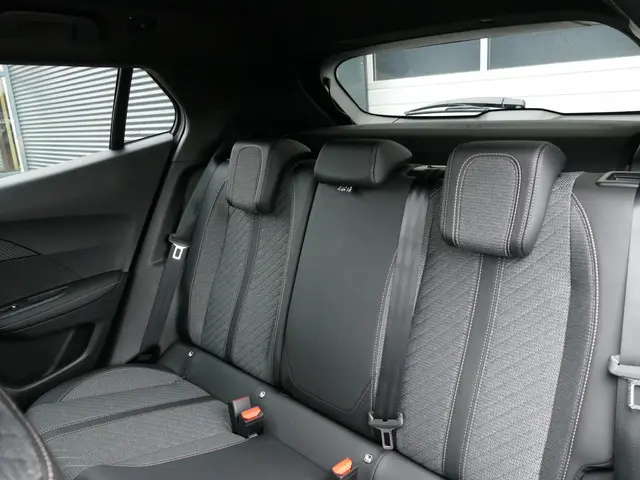 Peugeot 2008 1.2 Hybrid 145 Allure 2025 Hybride Benzine 29