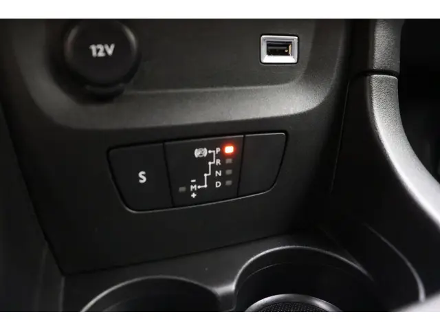 Citroën C3 1.2T 110pk Automaat Shine 2023 Benzine 19