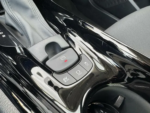 Toyota C-HR 1.8 Hybrid Dynamic 2023 Hybride Benzine 25