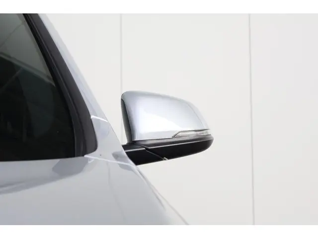 BMW X1 sDrive18i Executive Edition 2020 Benzine 4