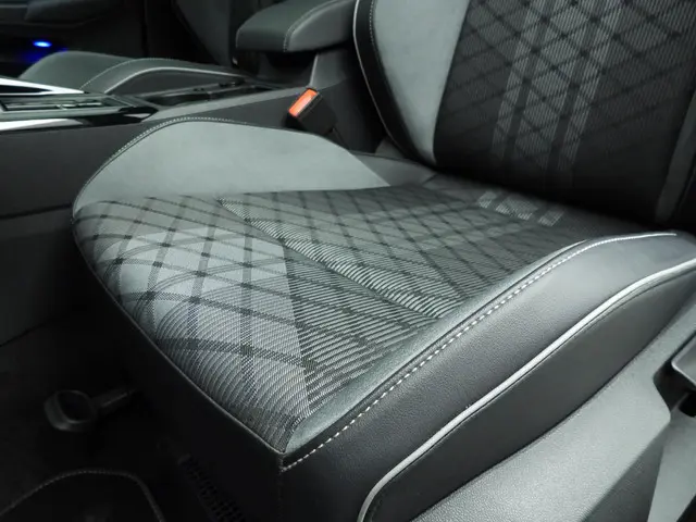 Volkswagen Golf 1.5 eTSI R-Line Business 2024 Benzine 32