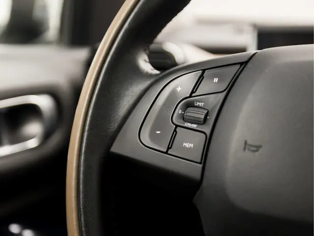 Citroën C4 Cactus 1.2 PureTech Shine 2016 Benzine 19