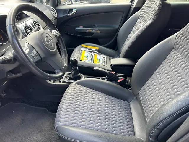 Opel Corsa 1.4-16V Cosmo 2012 Benzine 9