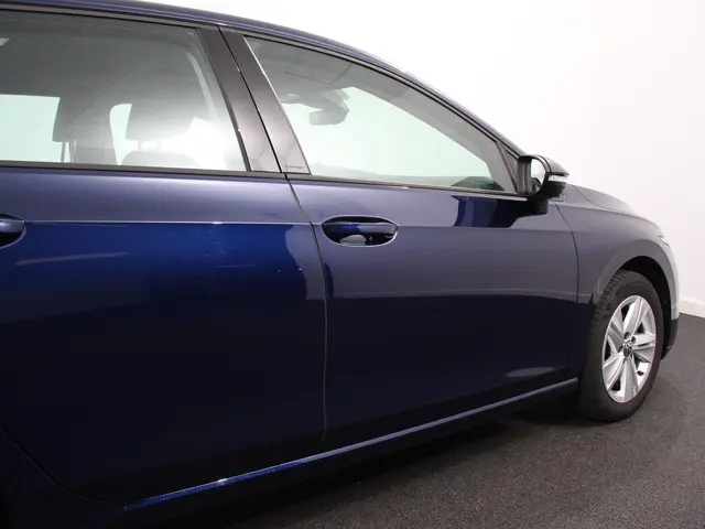 Volkswagen Golf 1.0 eTSI Life Business 2023 Benzine 31