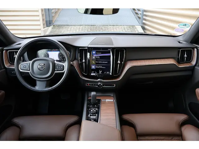 Volvo XC60 B5 Momentum Exclusive 2021 Benzine 45