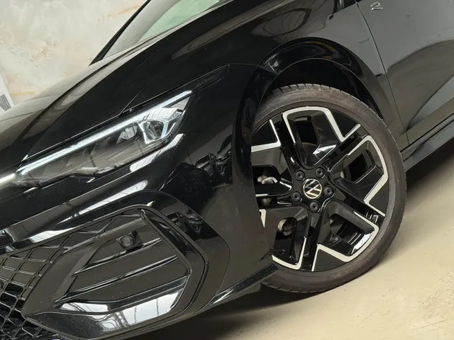 Volkswagen Golf 1.5 eTSI R line / Pano / H&K / 2025 Benzine 2