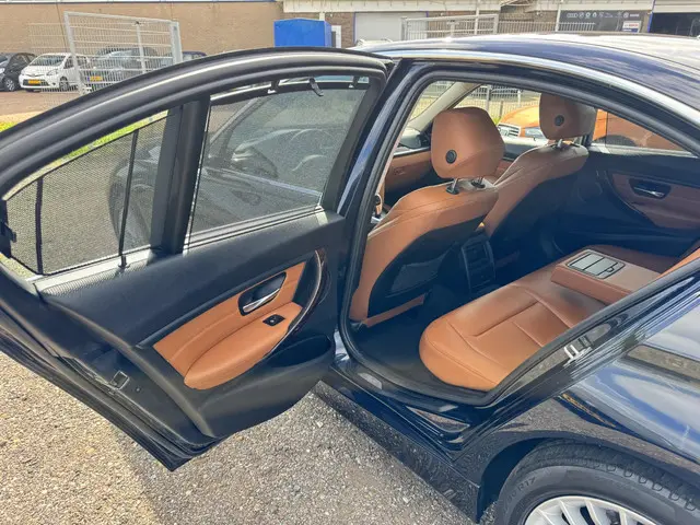 BMW 3 Serie 320i Upgrade Edition 2013 Benzine 29