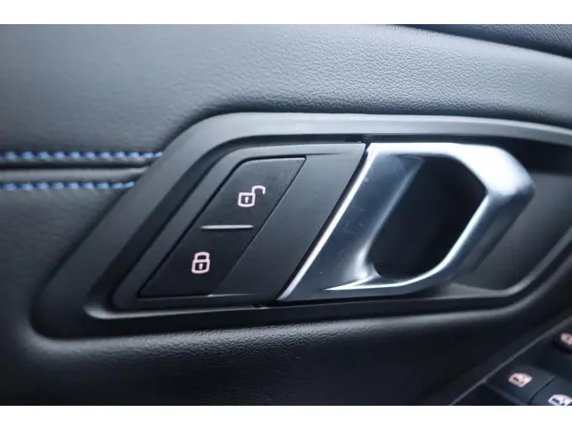 BMW 3 Serie Sedan 320i 2025 Benzine 34