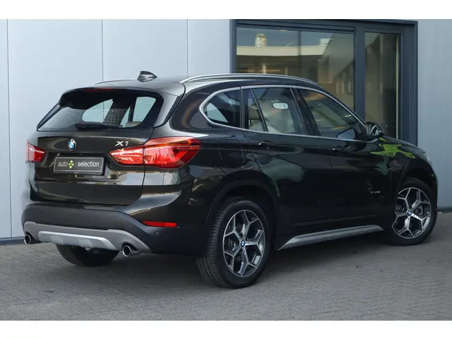 BMW X1 xDrive20i High Executive 2018 Benzine 7