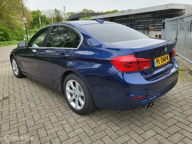 BMW 3 Serie 320i High Executive 2017 Benzine 4