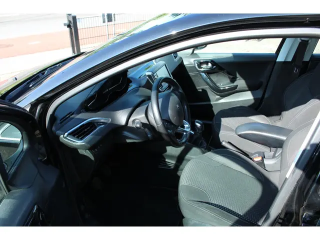 Peugeot 208 1.2 PureTech Allure 2016 Benzine 10