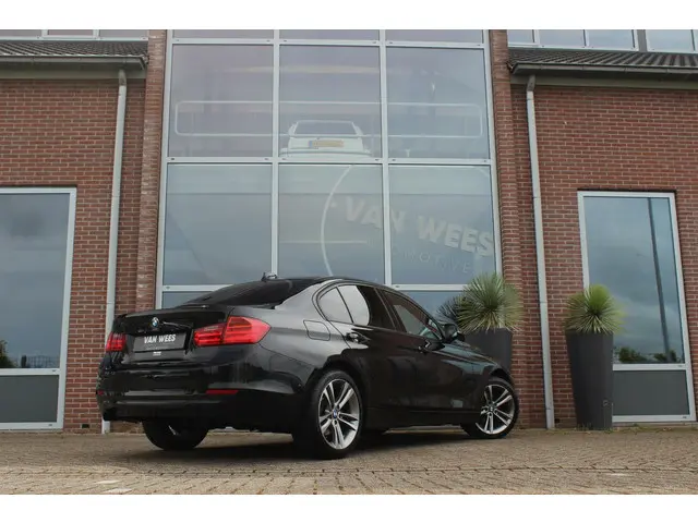 BMW 3 Serie 316i Executive 2013 Benzine 4