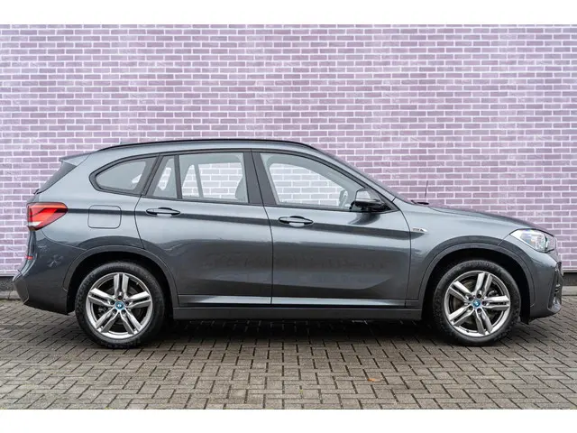 BMW X1 xDrive25e High Executive 2022 Hybride Benzine 7
