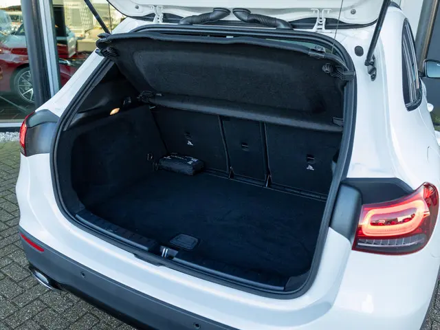 Mercedes-Benz GLA 250 e 2021 Hybride Benzine 16