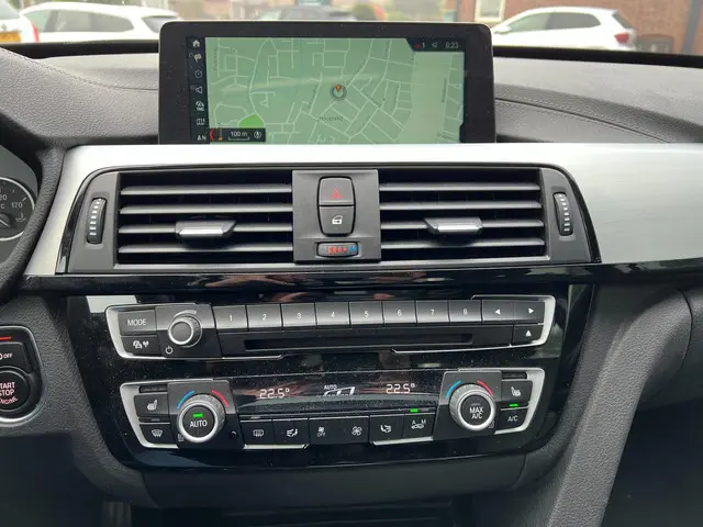 BMW 3 Serie 330i High Executive 2019 Benzine 19