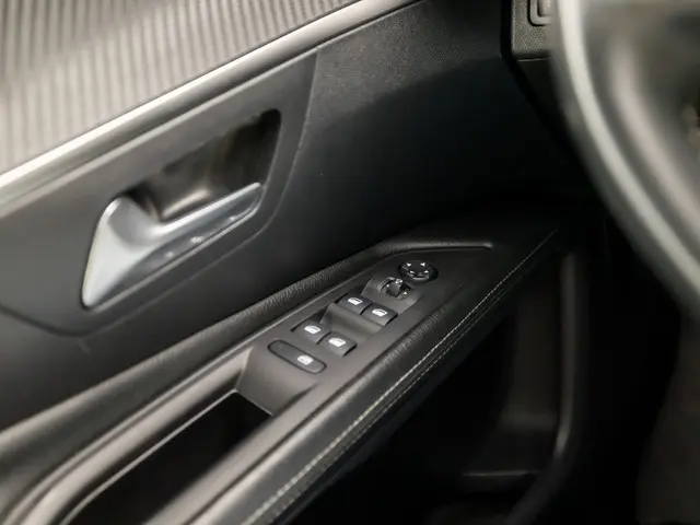 Peugeot 3008 1.2 PureTech Sport 2019 Benzine 22