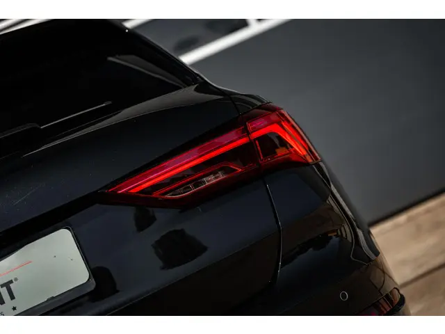 Audi Q3 45 TFSI e S edition 2022 Hybride Benzine 23