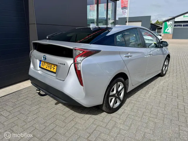 Toyota Prius 1.8 Dynamic 2017 Hybride Benzine 6