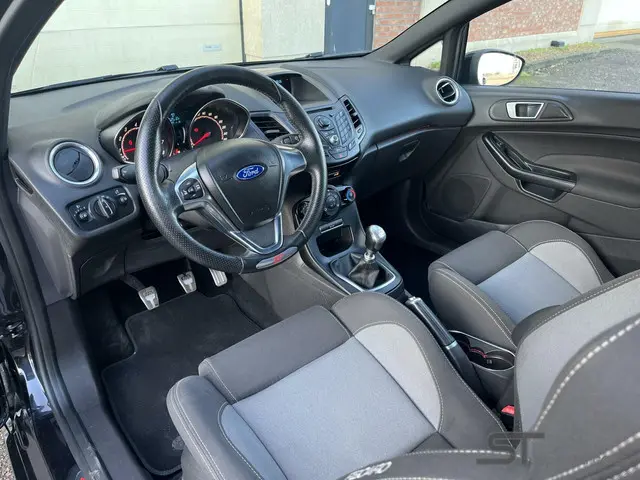 Ford Fiesta 1.6 ST|Nieuw distributieriem 2014 Benzine 8