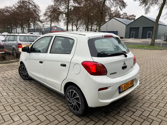 Mitsubishi Space Star 1.0 Entry 117.938KM 2015 Benzine 7