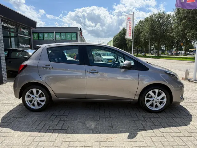 Toyota Yaris 1.5 Hybrid Dynamic 2015 Hybride Benzine 4