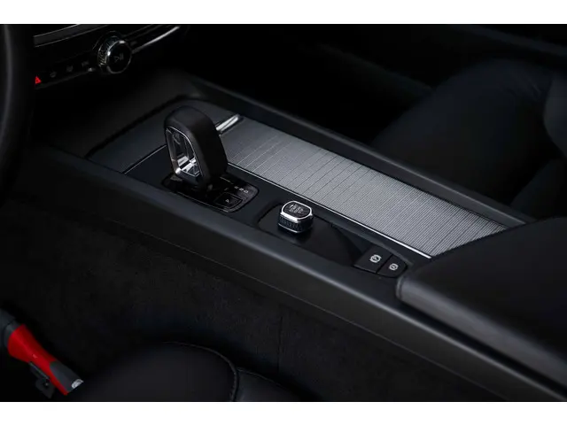 Volvo V60 2.0 B3 Essential Edition 2023 Benzine 25