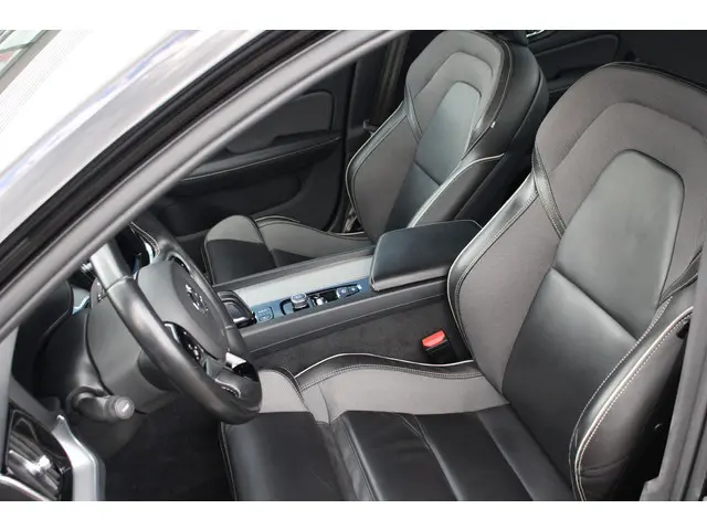 Volvo S60 2.0 B3 R-Design 2021 Benzine 12