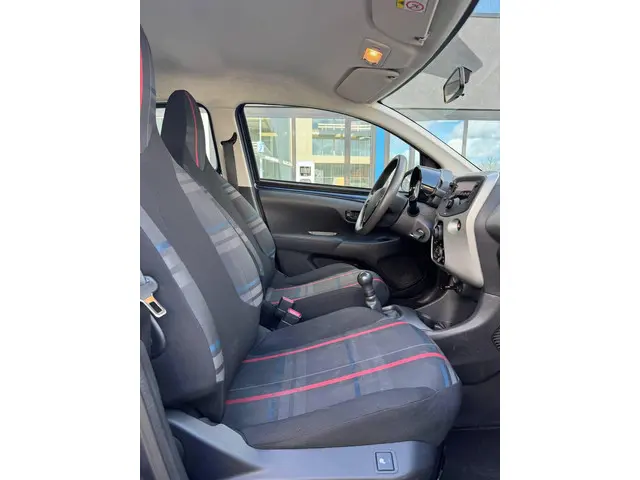 Peugeot 108 1.0 e-VTi 2014 Benzine 10