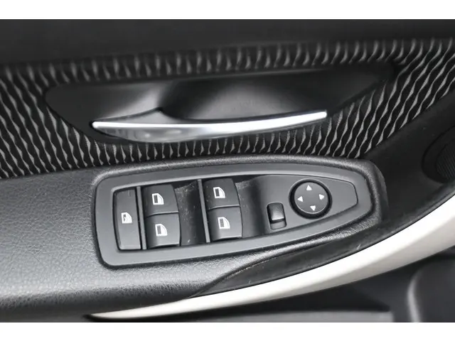 BMW 3 Serie 316i Business 2015 Benzine 13