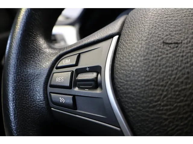 BMW 3 Serie 318i Essential | Automaat|Leder| 2016 Benzine 18