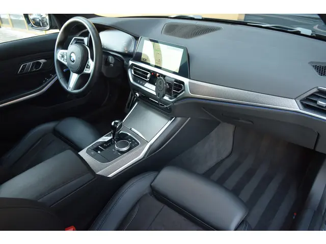 BMW 3 Serie Touring 320i Business Edition 2022 Benzine 16