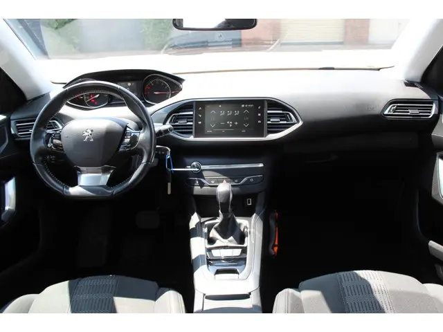 Peugeot 308 1.2 PureTech Allure 2018 Benzine 12