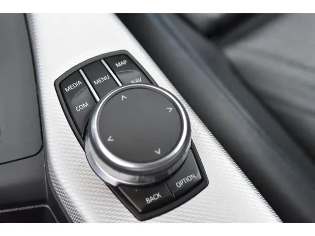 BMW 1 Serie 118i Executive 2018 Benzine 28