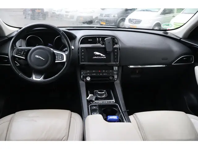 Jaguar F-PACE 2.0 Portfolio AWD 20d 2017 Diesel 2