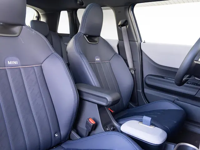 MINI 5-Deurs Cooper C Favoured 2025 Benzine 10
