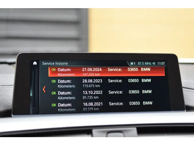 BMW 3 Serie 320i Executive 2018 Benzine 18