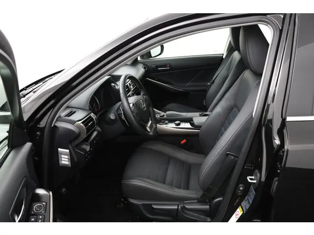 Lexus IS 300h 25th Edition 2013 Hybride Benzine 17
